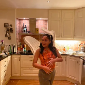 Ängelvingar - Säljer dehär jättegulliga vita vingarna med glitter och fluff som jag nyss köpt från Buttericks men inte kommit till användning. Jättenajs nu till halloween om du ska vara ängel eller fe💕 kan mötas upp i Stockholm! 