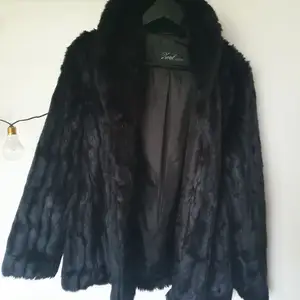 Super soft fake furt coat never worn. Size S but fits M as wellwith no proble.