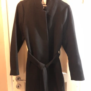 Svart kappa storlek M - Svart kappa i ull från H&M exclusive. Storlek 40 passar mig som är en M/38. Nyskick. Inhandlad förra säsongen för 1500kr.
