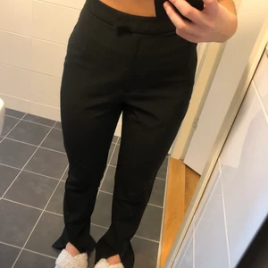 Kostymbyxor  - Säljer ett par sköna kostymbyxor med slits från nakd! 