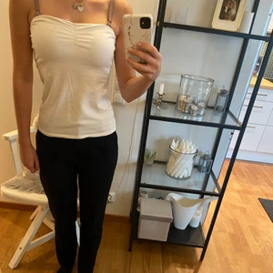 Ärmlös tubtopp - Den perfekta tröjan för att slippa brännan från linnekanter🤩👏 Säljer min vita tubtopp i stl M. Den har resår upptil så den sitter kvar. Den är liten i storleken, som en S❤️ I använt fint skick! 