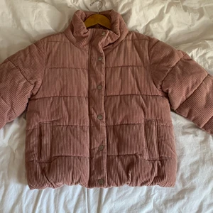 Gammelrosa vadderad jacka från Lindex  - Jackan är väldigt bekväm. Jackan har inga fläckar och inga hål nästan som ny använd några gånger. KÖPARE STÅR FÖR FRAKT 