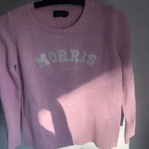 Morris tröja aldrig använd. 600 säljer för 290. Det står att det är strl M men den sitter som en S. 
