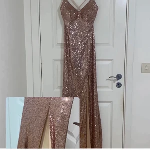 Mermaid fest & balklänning - En fin och basic balklänning/festklänning. Perfekt passform då den är skräddad, storlek 36, med stilen mermaid. Klänningen är oanvänd då den var till min bal som sedan blev inställt! Köpt för 4000kr inne i stan. 