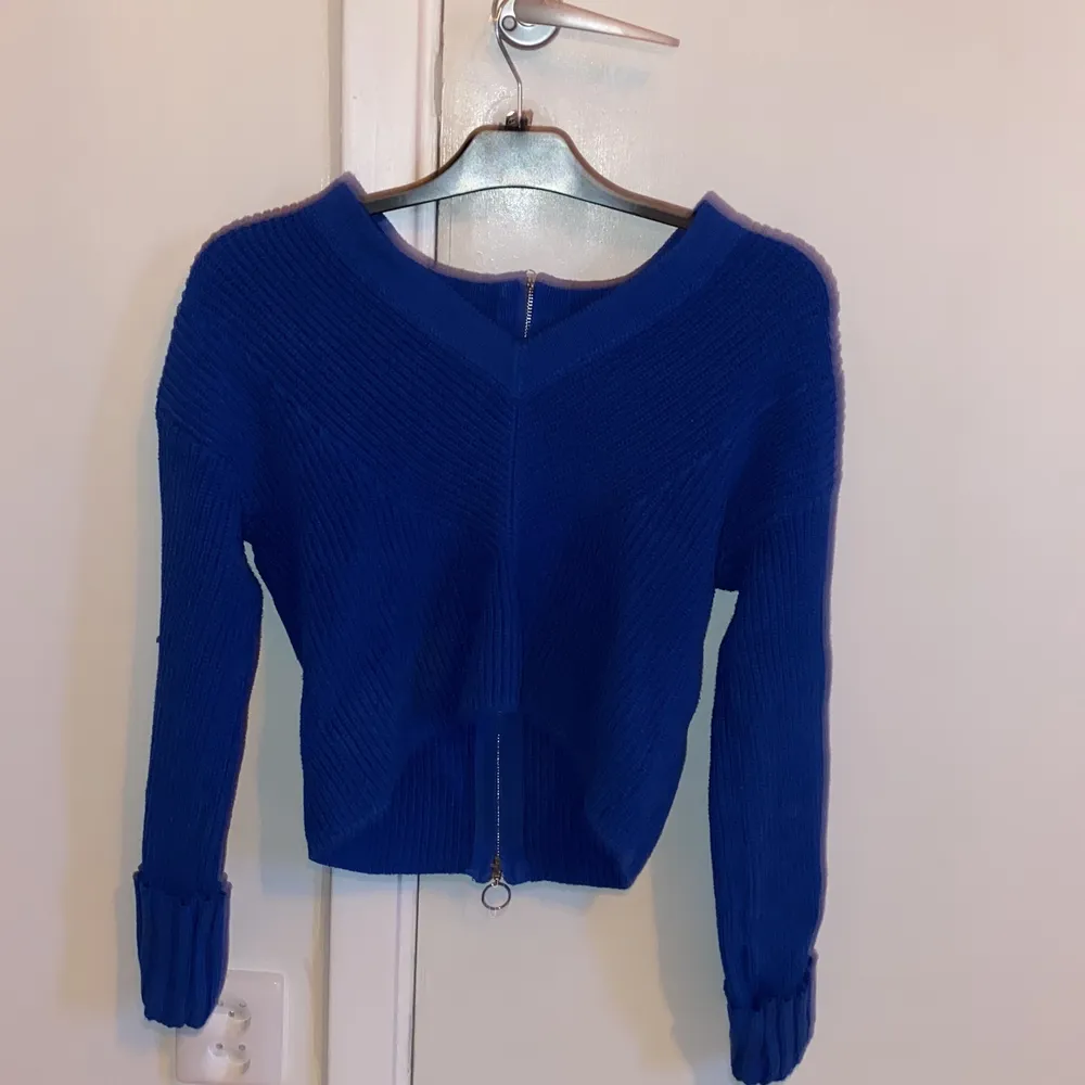 Säljer denna fina tröja som har en jätte fin blå färg och fina detaljer.  Från Lindex men tror inte den finns att köpa där längre. St XS men passar även S. Kunden står för frakten💕. Tröjor & Koftor.