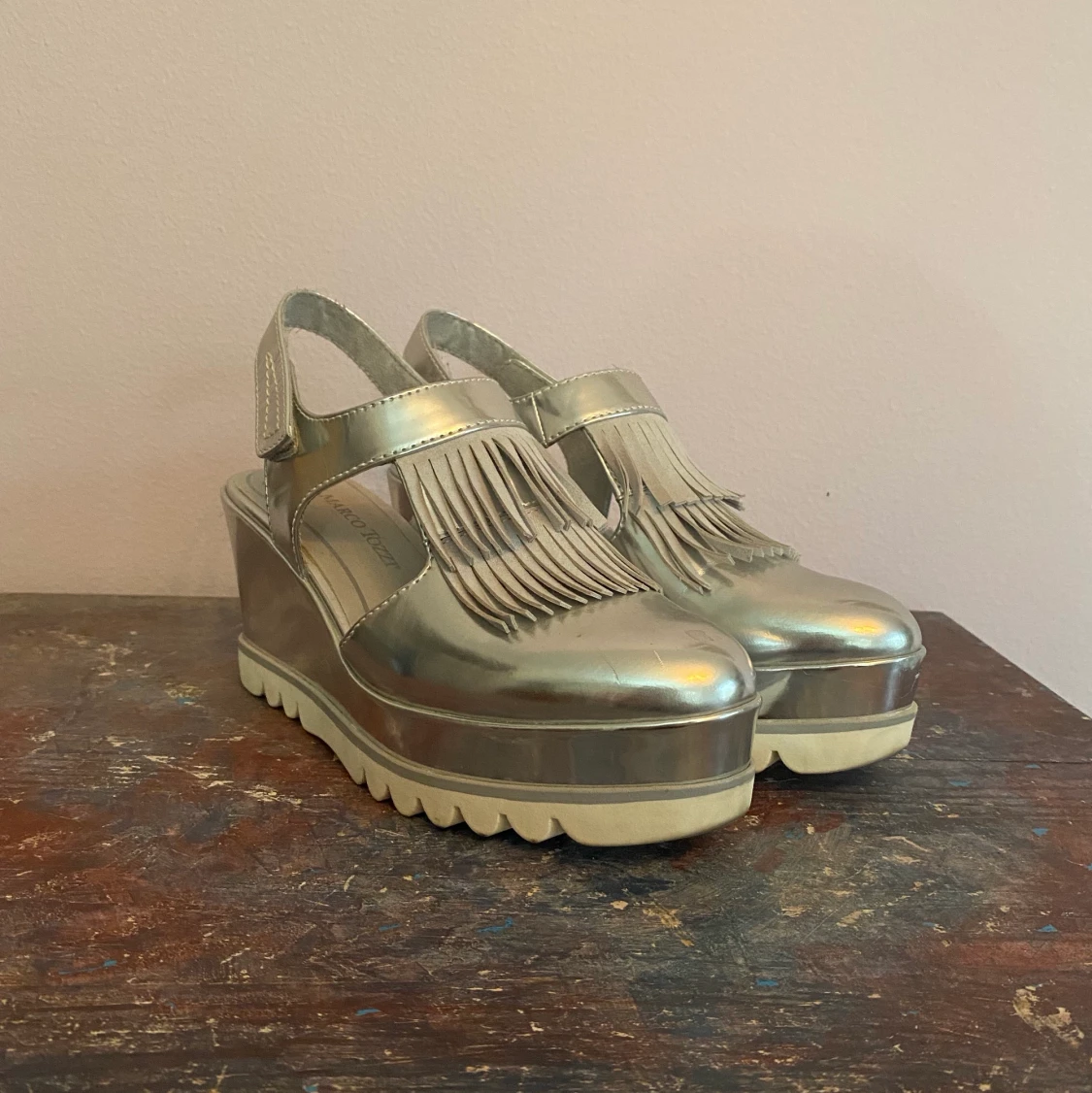 Platåskor i silver 