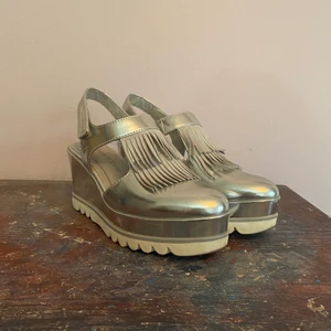 Platåskor i silver  - Ballaste platåskorna i silver från Marco Tozzi. Kommer tyvärr inte till användning längre. Kardborre-knäppning i hälen och väldigt mjuk sula!