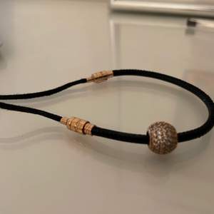 Pandora armband & berlock i svart och roséguld med stenar. Sparsamt använd. Kvitto och kartong medföljer ej då detta var en gåva. Nypris 1199.