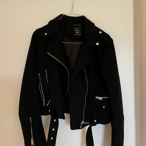 Bikerjacka Zara - Jacka i svart mocka-imitation, är storlek M men skulle säga att den mer är som en S. Bra kvalite! 