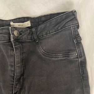 Skinnyjeans - Skinnyjeans i Molly-modell från Gina Tricot. Storlek XL, men passar mer M/L. Använda men bra skick! Stretchiga och bekväma.
