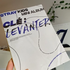 Straykids clé:levanter album - Straykids clé:levanter mini album. Allt förutom photocard ingår (album och cd). Äkta. Bangchan special page.