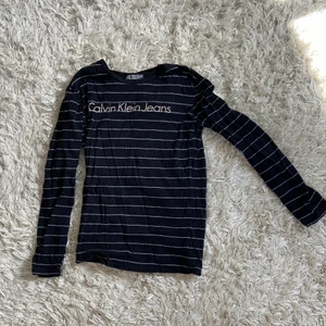 Randig tröja - Skitsnygg calvin tröja🔥 Toppen kvalitet och mjukt skönt material🙏