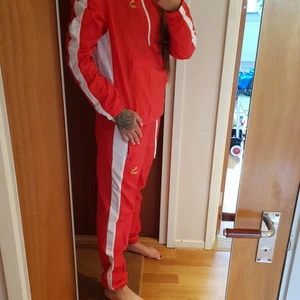 Puma tracksuit som ny - Puma tracksuit, röd & guld. Unisex storlek medium. Som ny använd någon enstaka gång bara. Möts helst upp men kan skickas också mot fraktkostnad