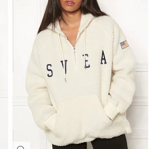 Tröja i pile . Svea - Tjockare tröja i pile tyg från svea. Storlek M . Dragsko i midjan på båda sidor så de går att dra åt den. Använd Max 3 gånger.  Nypris 999