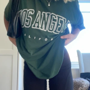 T-shirt - T-shirt från shein som är oversize! Jätte fint skick och bra material! 💕säljer den eftersom att jag inte använder den💕