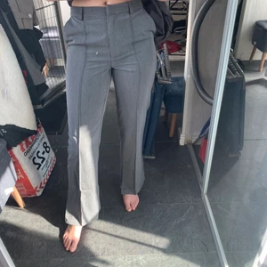 Kostymbyxor med slits - Ett par kostymbyxor från NA-KD som aldrig kommit till användning. Det är slits på båda benen så det delar sig helt, stl 34 alltså xs. Hund finns i hemmet. Ligger ute på fler sidor. Köparen står för frakten, jag står inte för postens slarv.