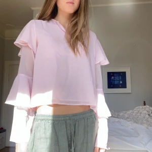 Rosa blus  - Säljer denna söta rosa blus med volang ärmar som passar till många tillfällen! 