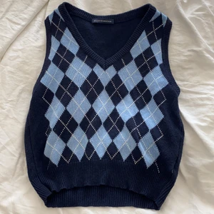 Brandy Melville Väst  - Säljer min fina Brandy Melville väst💕 Köptes i vintras i Sthlm för ca 350 kr och har använts ett fåtal gånger💞 Den är i jättefint skick. Buda från 220 kr💖