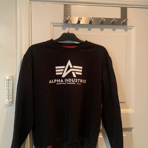 Alpha industries sweatshirt  - I bra skicka nästan aldrig använd.