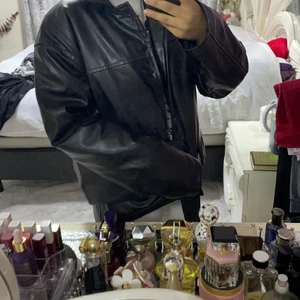 Så snygg skinn kavaj - Så snygg skin kavaj i stolen xl då den är snyg oversized.priset kan diskuteras vid snabb affär