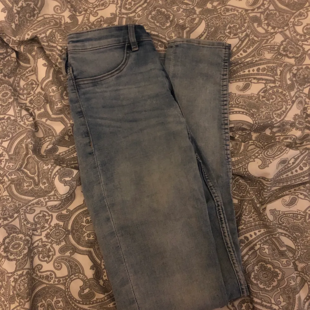Ljusblåa stretchiga skinny jeans för 70kr + frakt! Strl 36/S. Jeans & Byxor.