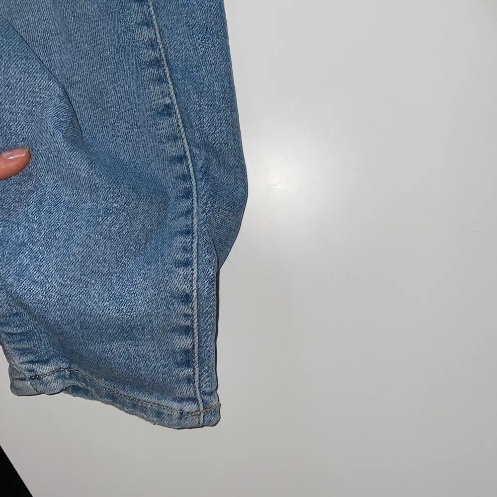 Säljer blå Gina tricot jeans som är till vristerna i storlek 34 för 199 kr. Jeans & Byxor.