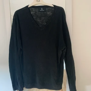 V-ringad tröja  - Svart v-ringad tröja! Super fin för sig skälv eller en T-shirt eller skjorta under. Stor och rymlig men faller snyggt på kroppen. Vid fler frågor bara skriv. 😊 Köparen står för frakt 🚚