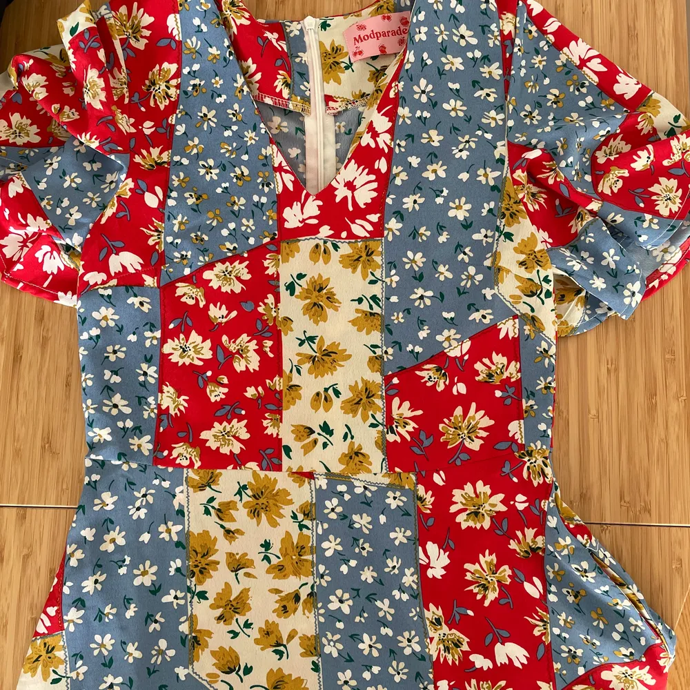 Modparade long floral dress. Size XS. In perfect condition. Brand from Singapore. Too small for me. . Klänningar.