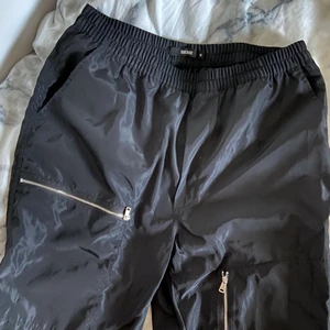 Svarta byxor med dragkedjor - Byxor med coolt material och tuffa dragkedjor stretchigt resår nypris 400kr skriv för fler bilder! Kan även passa S och L