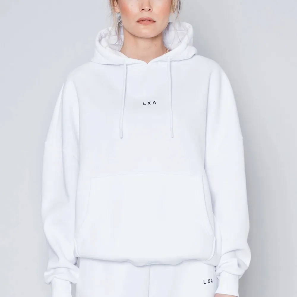 Vit lxa hoodie, hyfsat bra skicka lite nopprig men inte något man ser om man inte kollar nära. Bara använd ett ett fåtal gånger💕 frakten ingår!!. Hoodies.