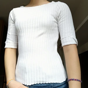 Kritvit tröja med armbågslängd str XS-M - Materialet är av kvalité, bevisat av faktumet att tröjan varit hel och hållen sen 1965 fram tills nu! Längden på ärmarna går ner till armbågarna - en design som inte hittas ofta idag. Ärmarna är även vikta vid kanterna. Ringningen är rätt så bred. 