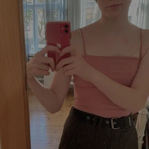 rosa linne  - ett croppat rosa linne från h&m. frakt tillkommer. 💕