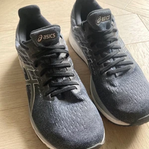 Asics löparskor 42 - gamla… har inte kvitto eller låda. Kan mötas i Vasastan. Helst kontant