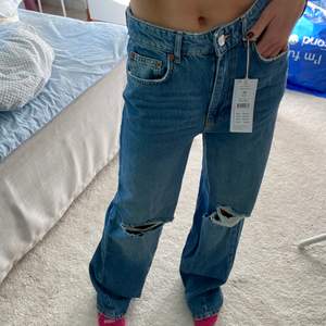 Helt nya oanvända jeans från Gina tricot. Säljer pga fel stolek. Jag är 170, för långa för mig❤️ skriv för fler frågor!