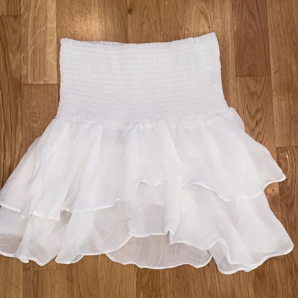 Denna vita kjolen passar perfekt till sommaren och det var även min tanke men den var för liten för mig. Använd max 1 gång och passar till allt! Den går att ha högre upp eller low waisted beroende på hur man själv vill ha det💗. Kjolar.