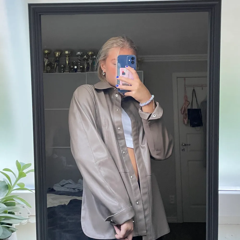 riktigt snygg beige läderjacka från HM😍 I storlek 38 men passar även mindre om man vill ha den oversized. Säljer då den inte kommer till användning längre 💕. Jackor.