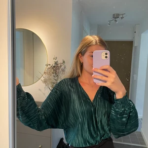 Body suit - En sparsamt använd body från Gina tricot. Har stängt urringningen med en säkerhetsnål.  Du står för frakten eller om du kan mötas upp i Linköping. 