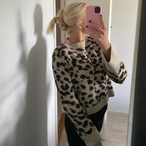 Stickad tröja Stl S - Säljer nu min fina stickade tröja i storlek S, då den tyvärr inte kommer till användning längre💛 Sparsamt använd och sticks inte = superskön!! 