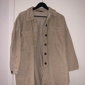 Beige skjorta - Beige skjorta ifrån vero moda, väldigt bra skick.