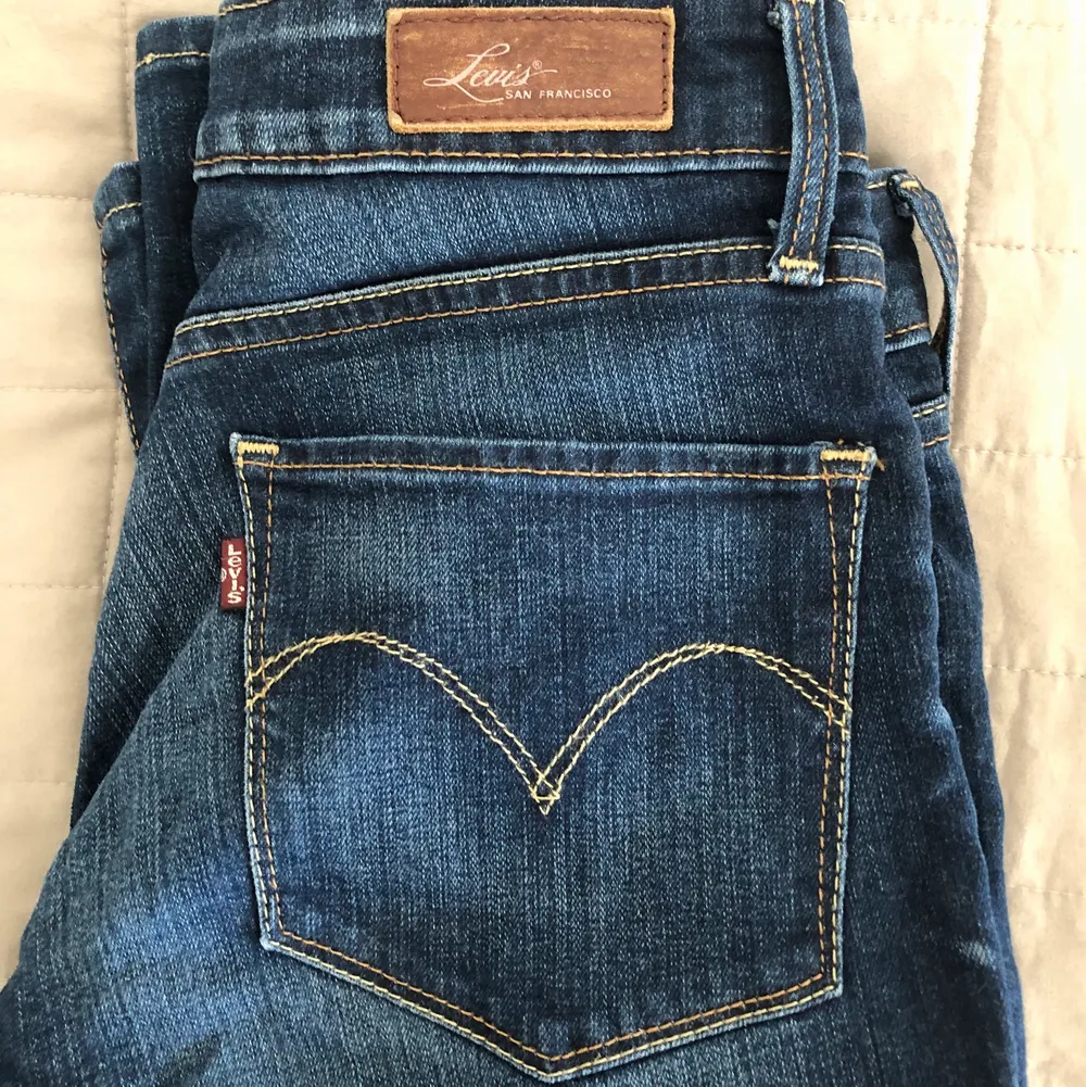 Jeans från Levi’s. Modell Demi curve skinny i strl w.25. Använda men i fint skick! . Jeans & Byxor.