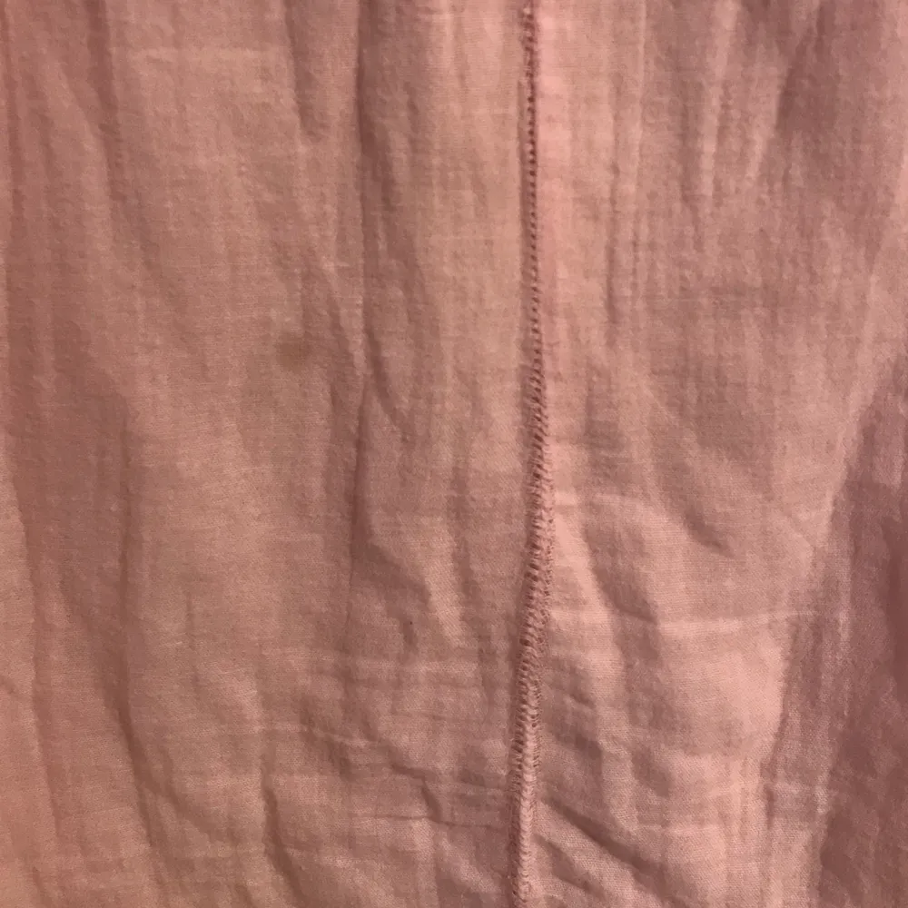 Säljer min rosa Odd Molly klänning strl S. Klänningen är sparsamt använd men är något utöjd i sömmen på baksidan (se bild). En väldigt ljus fläck finns på baksidan (se bild) men går troligen bort vid tvätt. Klänningar.