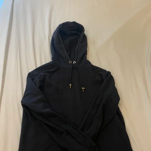 Limitato hoodie bra pris vid snabb affär - Säljer nu min limitato hoodie dom jag köpte för 3200kr på NK i Göteborg, kvitto samt orginallåda finns. Finns en flaw på framsidan som man ser på bild 3, inget större syns knappt i verkligheten kan skicka mer bilder ifall intresse finns.