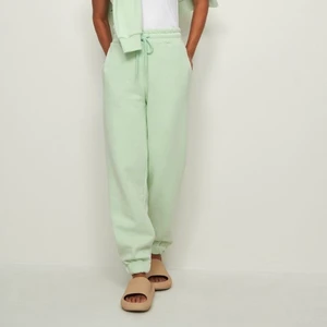 sweatpants - Helt oanvända (prislapp kvar) sweatpants i en superfin mingrönfärg (första bilden)!!! Nypris 299kr, frakt tillkommer 🥰