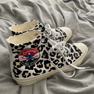 Converse  - Leopard färgade converse, knappt använda!!