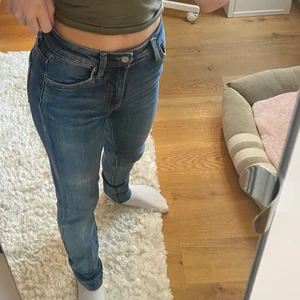 Lågmidjade Crocker jeans  - Lågmidjade jeans ifrån märket Crocker. Byxorna är i storlek 24/32! 💙✨