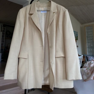 vintage kavaj  - Vintage super fin kavaj! som tyvärr inte kommer till användning :( Köpt på second hand. Den är lite mer ljusgul i verkligheten! Gillar verkligen denna kavaj men förtjänar en annan ägare som tar hand om den 😉 Storlek vet jag ej men den sitter perfekt om man vill ha den oversize!!!!