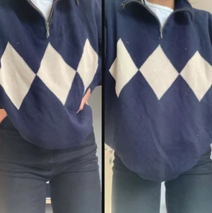 Fin tjockare tröja☺️ - Det här är en jätte fin tröja som jag tycker är väldigt snygg och trendig. Jag säljer den då jag inte använder den längre🙃 Den är i storlek L och jag har vanligtvis S så den här är lite oversize på mig men det tycker jag bara är snyggt. Tröjan är en windstopper vilket gör att det inte blåser rätt igenom och därför blir det varmare, ni kan se på en av bilderna. Om ni har några frågor är det bara att fråga😁