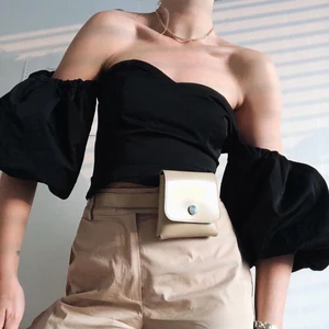 Svart crop top med puffärmar NA-KD  - Jag säljer min svarta romantiska crop top med puff sleeves från NA-KD i storlek 38 💘  Buda i kommentarerna och kolla in mina andra auktioner! 