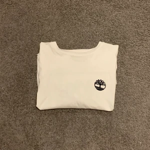 Timberland T-shirt - Bra skick, använd tre gånger max. Backprint, köpt på timberland outlet i barkaby