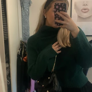 Grön stickad tröja  - Superfin grön stickad tröja med lite högre krage! Perfekt till kjol eller jeans 💕💖 i storlek XS men är snarare som en S-M BUD: 210+frakt